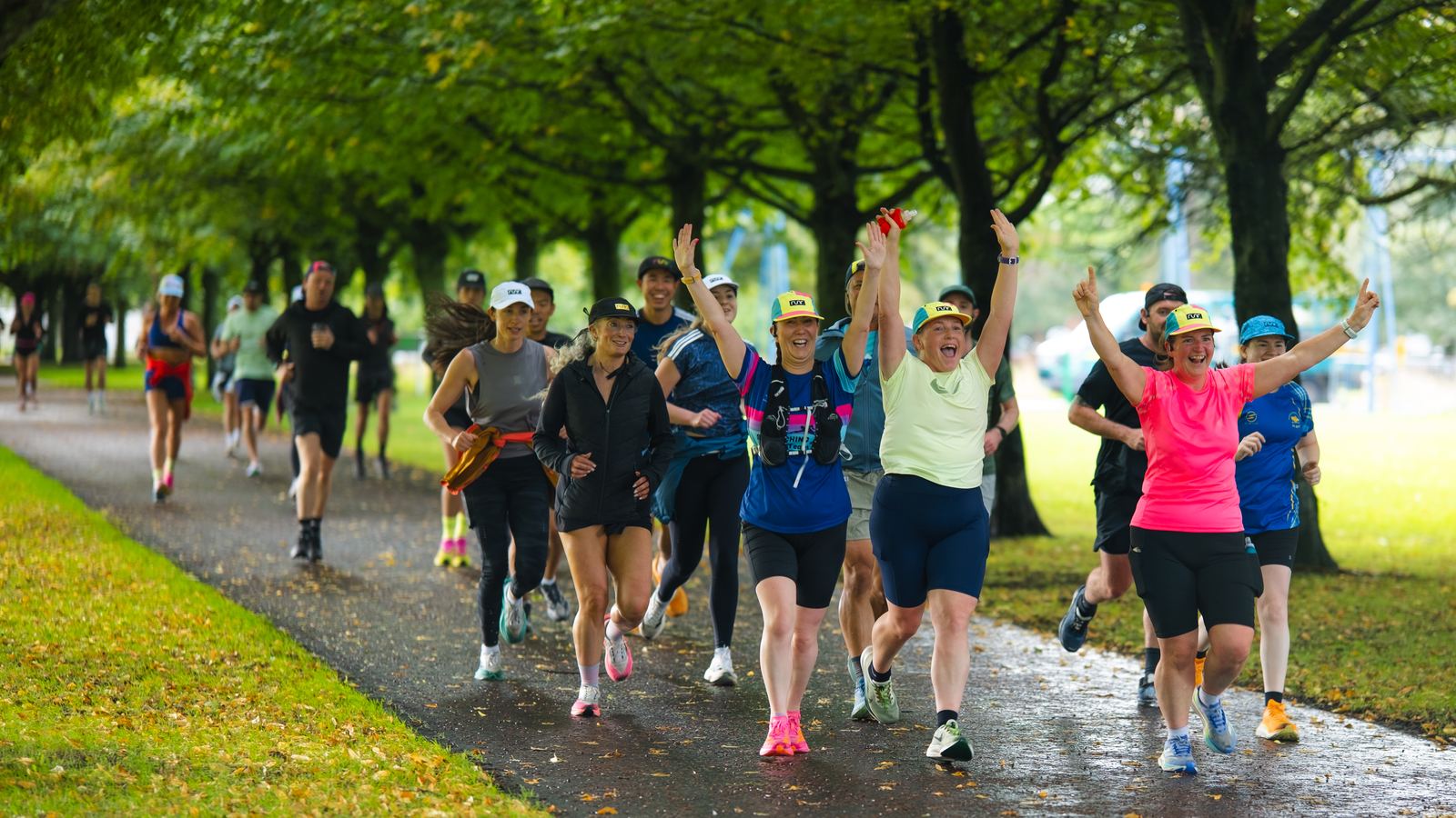 Big Glasgow Running Event - runners and the crowd on the day