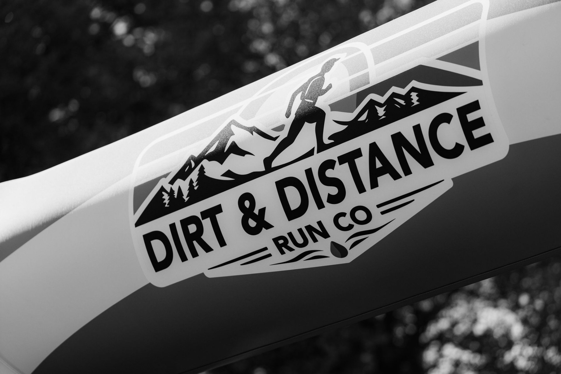 Dirt & Distance Run Co logo on the inflatable arch